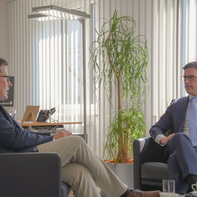 Landrat Christoph Schauder (links) und der Vorsitzende der CDU-Landtagsfraktion, Manuel Hagel MdL, im Gespr&auml;ch: Unter anderem standen die Themen Wirtschaft, Klimaschutz und Kultur im Vordergrund.
