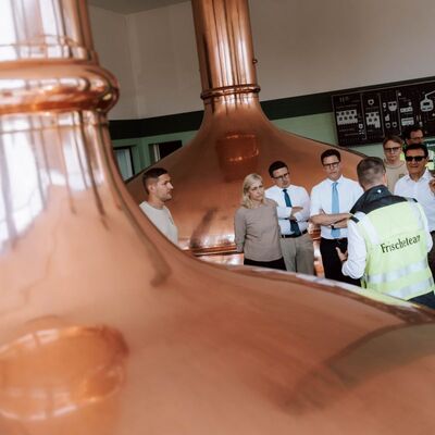 Die Delegation in der Distelh&auml;user Brauerei: Dort erhalten die Teilnehmenden Einblicke in die Braukunst und die wirtschaftlichen Herausforderungen eines mittelst&auml;ndischen Unternehmens aus der Region.