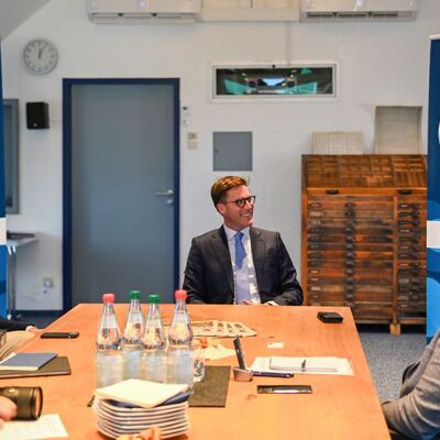 Stellvertretender Reporterchef Sascha Bickel (von rechts) und Chefredakteur Fabian Greulich von den Fr&auml;nkischen Nachrichten im Gespr&auml;ch mit Fraktionsvorsitzendem Manuel Hagel MdL, Landrat Christoph Schauder und Nina Warken MdB.