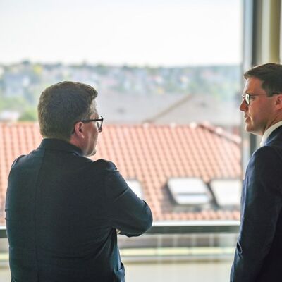 Landrat Christoph Schauder (links) und Manuel Hagel MdL &uuml;ber den D&auml;chern von Tauberbischofsheim: Der Main-Tauber-Kreis hat einige Standortvorteile zu bieten, die es auch mit Unterst&uuml;tzung der Politik aus Stuttgart und Berlin zu st&auml;rken und auszubauen gilt.