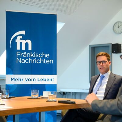 FN-Chefredakteur Fabian Greulich (von links) f&uuml;hrt ein Interview mit Manuel Hagel MdL, das sich mit landespolitischen Fragen besch&auml;ftigt. Landrat Christoph Schauder gibt bei einigen Themen seine Einsch&auml;tzung f&uuml;r den Main-Tauber-Kreis ab.