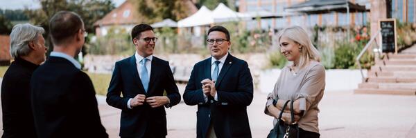Nina Warken MdB (von rechts), Landrat Christoph Schauder und Manuel Hagel MdL im Kloster Bronnbach: Das Kulturgut von nationalem Rang und europ�isches Kulturerbe beeindruckt nicht nur mit seiner historischen Kulisse, sondern auch mit seinem geistlichen Hintergrund.