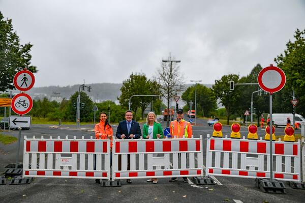 Die Sanierung der Kreuzung auf H�he des Obi-Baumarktes in Tauberbischofsheim ist fast abgeschlossen. Landrat Christoph Schauder (2.v.l.) besichtigte gemeinsam mit B�rgermeisterin Anette Schmidt (2.v.r.) die Baustelle. 