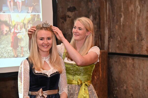 Weink�nigin Christina Wille erh�lt von ihrer Vorg�ngerin, Michaela Wille, im Herbst 2022 die Krone aufgesetzt. Nun wird eine Nachfolge f�r die Periode 2024 bis 2026 gesucht.