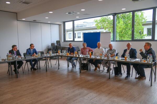 Landrat Christoph Schauder (von links) und Erster Landesbeamter Florian Busch im Gespr�ch mit den Fraktionsvorsitzenden Stefan Kempf (FDP / BLW), Roland Ehrmann (AfD), Alfred Bauch (SPD), Rainer Moritz (Gr�ne), Joachim Markert (in Vertretung von Joachim D�ffinger, CDU) und Ludger Krug (FWV): Die Besprechungen zu Beginn eines jeden Sitzungszyklus haben sich als wichtige Gelegenheit zum Austausch bew�hrt.