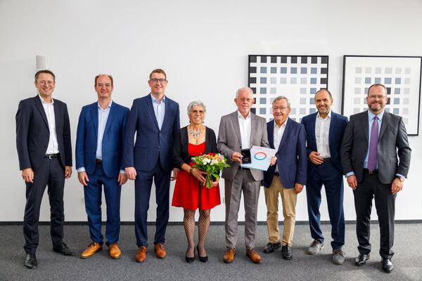 Besondere Mitarbeiterehrung bei Lauda: Rudolf Gr�ff (Mitte) wurde f�r ein halbes Jahrhundert Betriebszugeh�rigkeit unter anderem mit der Dr.-Rudolf-Wobser-Medaille ausgezeichnet. Der Gesch�ftsf�hrender Gesellschafter des Weltmarktf�hrers, Dr. Gunther Wobser (rechts), w�rdigte gemeinsam mit Gesch�ftsf�hrer Dr. Mario Englert (links), B�rgermeister Dr. Lukas Braun und IHK-Vertreter Christof Geiger sowie Dr. Gerhard Wobser und dem Betriebsratsvorsitzenden Elmar Mohr die au�ergew�hnliche Karriere des Jubilars.