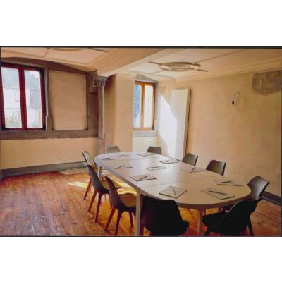 S&auml;ulenzimmer: gro&szlig;er Konferenzraum