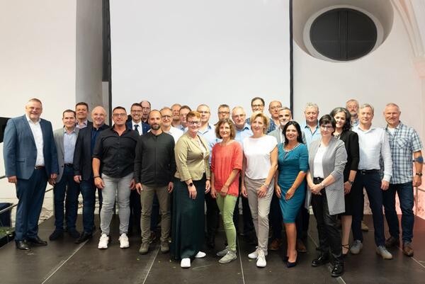 Kurtz Ersa Betriebsjubilare mit 25 Jahren und mehr Betriebszugeh�rigkeit (v.l.): Thomas M�hleck, CEO und 30 Jahre Kurtz Ersa, Jochen Diehm (40, Kurtz), Holger Gey (30, Ersa), Thomas Hartung (30, Kurtz), Michael Weiss (40, Kurtz), Massimo de Vivo, Kurtz Ersa-Personalleiter, Andreas Dressler (45, Ersa), Hans-Peter Blum (25, Kurtz Holding), Markus Sendelbach (30, Ersa), Dirk Beyersdorf (25, Ersa), Christian Schwab (30, Ersa), Stephanie Lohm�ller (25, Ersa), Eugen Jabs (25, Kurtz Ersa Automation), Claudia Rosha (25, Ersa), Klaus Schmid (35, Ersa), Stefan Ludwig (35, Kurtz), Nicole Schneider (30, Ersa), Herbert Kuhnert (40, Ersa), Dieter H�fner (40, Ersa), Lothar Schwab (30, Ersa), Sonia Rei, (25, Kurtz Holding), Rudolf Albert (45, Kurtz Ersa Logistik), Sigrid Wolf (25, Ersa), Rosa Maria Ott (30, Kurtz Ersa Logistik), Johannes Stahl (25, Ersa), Martin Menz (25, Kurtz Holding) und Ralf Walk (25, Ersa). Auf dem Bild fehlen: Florian Geyer (25, Kurtz) und Andrea Petkovic (25, Ersa).