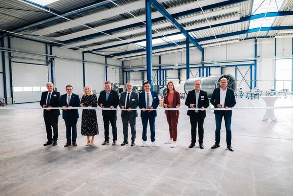 Gesch�ftsf�hrer Kurt Maurer, Landrat Christoph Schauder, Bundestagsabgeordnete Nina Warken, Torsten Bornschein (Betriebsratsvorsitzender der Systemair GmbH), Systemair-CEO Roland Kasper, Landtagsabgeordneter Dr. Wolfgang Reinhart, B�rgermeisterin Heidrun Beck, Peter D�rzbacher (Betriebsleiter der Systemair GmbH) sowie Architekt Ralf Ehrler (von links) beim Festakt zum 30-J�hrigen Firmenjubil�um mit gleichzeitiger Einweihung der neuen Produktionshalle.