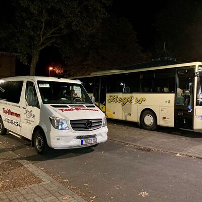 Bild vergr&ouml;&szlig;ern: Das Foto zeigt einen Bus der Linie 88a am ZOB in Lauda: Der Fahrplan ist insbesondere an den Zugankunftszeiten in Crailsheim und Lauda ausgerichtet.