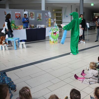 Zum Tag der Zahngesundheit: Das lebensgro�e Zahnputzkrokodil der Regionalen Arbeitsgemeinschaft Zahngesundheit Main-Tauber-Kreis (RAGZ) tanzte mit den Kindern zum Zahnputzsong im Foyer des Caritas-Krankenhauses in Bad Mergentheim.