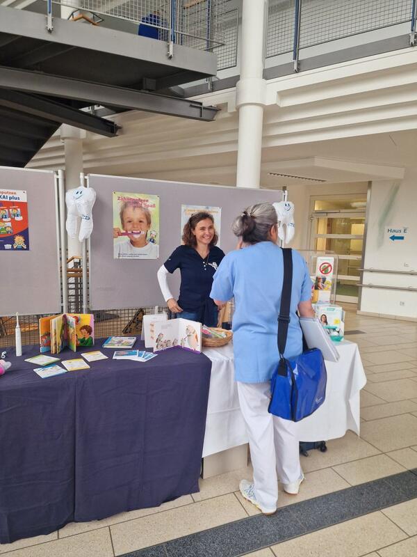 Bild vergr&ouml;&szlig;ern: Das Bild zeigt einen Blick auf den Stand der RAGZ: Auch das Klinikpersonal informierte sich umfassend zum Thema "Gesund beginnt im Mund - von Anfang an".