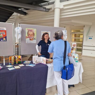 Blick auf den Stand der RAGZ: Auch das Klinikpersonal informierte sich umfassend zum Thema "Gesund beginnt im Mund - von Anfang an".
