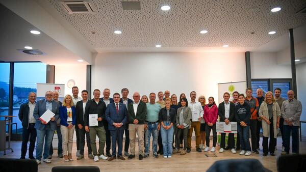 Erfolgreicher Stadtradeln-Abschluss 2024: Die 1923 Teilnehmenden aus dem Main-Tauber-Kreis legten in 149 Teams insgesamt 453.888 Kilometer zurck. Die Prmierung der aktivsten Teams und Radelnden fand durch Landrat Christoph Schauder im Groen Sitzungssaal des Landratsamtes Main-Tauber-Kreis statt.