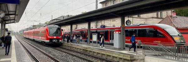 Haltende Z�ge am Bahnhof in Lauda: Der Main-Tauber-Kreis und der Neckar-Odenwald-Kreis m�ssen ab 2025 nur noch die H�lfte des bisherigen Beitrages zum Regionalbahn-Probebetrieb zwischen Lauda und Osterburken beitragen. 