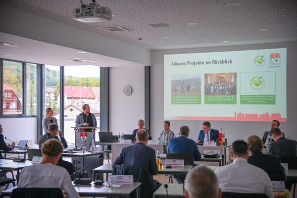 Erfolgsmodell: Regionalmanager Stefan Fiedler und Regionalmanagerin Manuela Schnurr stellten die aktuellen Projektschwerpunkte der Bio-Musterregion Main-Tauber-Kreis in der Sitzung des Verwaltungs- und Finanzausschusses vor. 