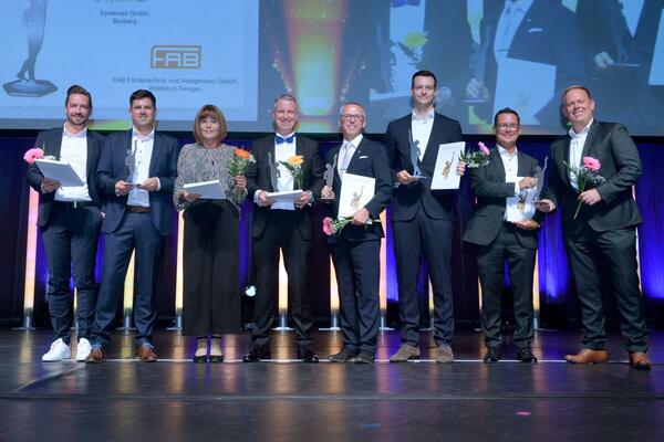 Die Auszeichnung als Finalist beim Wettbewerb Gro�er Preis des Mittelstandes nahm f�r die Systemair GmbH Elke Landwehr, Prokuristin und Bereichsleitung Vertrieb & Marketing (3. von links) entgegen.
