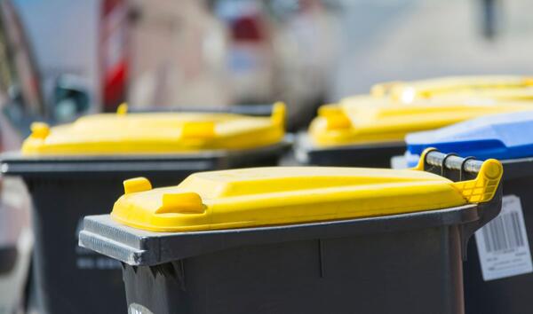 Die Sammlung von Leichtverpackungen bei Privathaushalten erfolgt ab dem Jahr 2026 mittels gelber Tonne. Diese Entscheidung hat der Kreistag in seiner Sitzung am 23. Oktober getroffen.