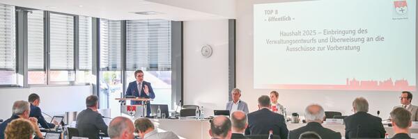 Christoph Schauder bei seiner Haushaltsrede: Der Landrat hat am Mittwoch, 23. Oktober, im Rahmen der Kreistagssitzung den Verwaltungsentwurfs des Haushalts 2025 eingebracht. 