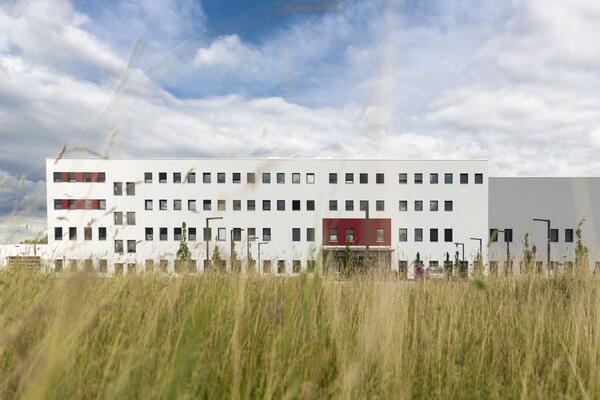 Im Geb�ude der ehemaligen Rotkreuzklinik k�nnte wieder ein Krankenhaus er�ffnen: Der Main-Tauber-Kreis ist grunds�tzlich bereit, einen zweckgebundenen Zuschuss zur Abfederung eines m�glichen Defizits beim Betrieb einer angemessenen Basisnotfallversorgung im geplanten B�rgerspital an die Stadt Wertheim zu gew�hren.