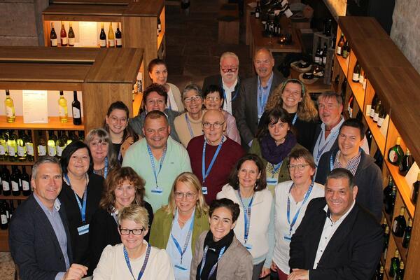 Strahlende Gesichter nach der �bergabe der Urkunden und Ausweise: Die neu ausgebildeten Taubert�ler Weing�stef�hrerinnen und Weing�stef�hrer zusammen mit dem Gesch�ftsf�hrer des Tourismusverbandes "Liebliches Taubertal", Sven Dell (rechts), und dem Amtsleiter f�r Kultur und Tourismus beim Landratsamt Main-Tauber-Kreis, Frank Mittnacht (links).