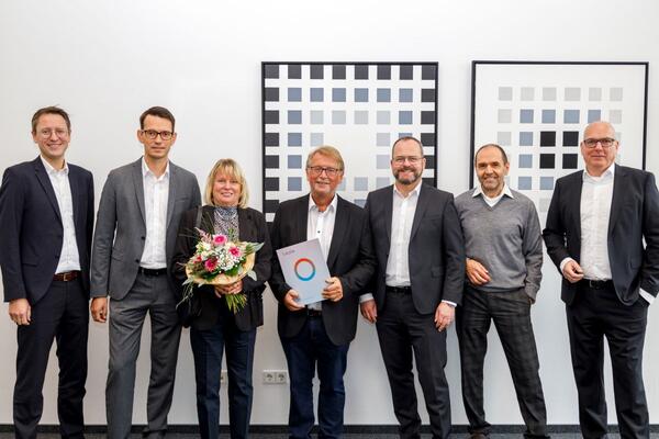 Rainer Deinert (Mitte) wurde vom Gesch�ftsf�hrenden Gesellschafter Dr. Gunther Wobser (3. v. r.) und den Lauda Gesch�ftsf�hrern Dr. Mario Englert (links) und Dr. Marc Stricker (rechts) f�r 45 Jahre Betriebszugeh�rigkeit geehrt.