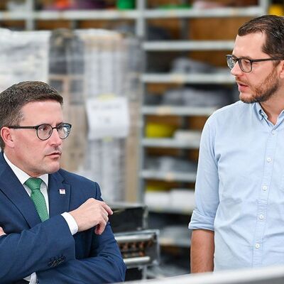 Genauer Blick in die Produktionsabl�ufe: Landrat Christoph Schauder (l.) im Gespr�ch mit Thomas Kappes, Gesch�ftsf�hrer des Unternehmens EP Ehrler Pr�ftechnik Engineering in Niederstetten.