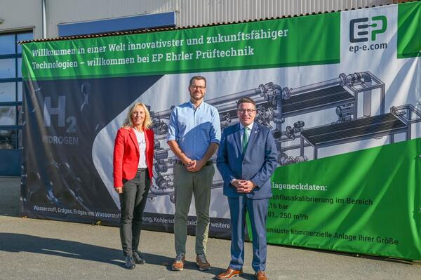Bild vergr&ouml;&szlig;ern: Das Foto zeigt Dezernentin Ursula Mühleck, Landrat Christoph Schauder und Thomas Kappes, Geschäftsführer der EP Ehrler Prüftechnik Engineering in Niederstetten.