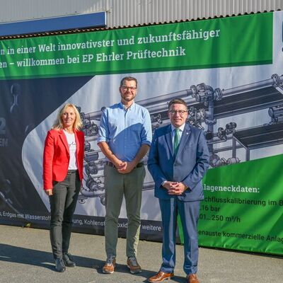 Innovativ und zukunftsf�hig: Gemeinsam mit Dezernentin Ursula M�hleck besuchte Landrat Christoph Schauder (r.) das Unternehmen EP Ehrler Pr�ftechnik Engineering mit Gesch�ftsf�hrer Thomas Kappes in Niederstetten. 