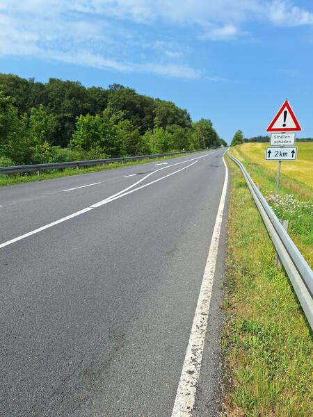 Die Fahrbahndecke der Kreisstrae K 2877 wird von der Einmndung in die K 2842 bei Seehof bis zur Einmndung in die Landesstrae L 513 unter Vollsperrung saniert. Die Sperrung muss bis Freitag, 15. November, verlngert werden. 