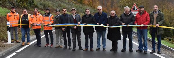 Freigabe der sanierten K 2831 zwischen Boxtal und Rauenberg (von links): Markus Metz (Stra�enbauamt), Ren� Mattern (Ingenieurb�ro REMA-Plan), Ren� Schweizer (Firma Leonhard Weiss), Sebastian Bokmeier (Stra�enbauamt), Roland Ehrmann (Vorsitzender AfD-Kreistagsfraktion), Ortsvorsteher Rolf D�hner (Boxtal), B�rgermeister Roger Henning (Freudenberg), Landrat Christoph Schauder, die Ortsvorsteher Siegfried Berg (Ebenheid), Margarete Schmidt (Rauenberg) und Roland Hildenbrand (Wessental) sowie die Kreistags-Fraktionsvorsitzenden Thomas Kraft (SPD) und Stefan Kempf (FDP/BLW)