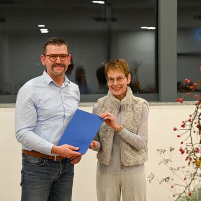 Preisträger Heinz Wagner mit Sozialdezernentin Elisabeth Krug: Durch das schnelle Eingreifen des Mannes konnte einem jungen Mann, der einen Herzinfarkt erlitten hatte, das Leben gerettet werden.
