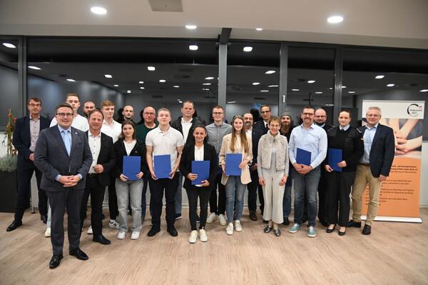 ber die Verleihung der Zivilcouragepreise freuten sich (von links) Sparkassenchef Peter Vogel, Landrat Christoph Schauder, Tilo Teichert, Mladen Tomic, Brgermeister Joachim Dffinger, Finn Knig, Naomi Sohns, Umberto Eroe, Stephan Heidrich, Jonathan Brennan, Ralf Erhard Kuhn, Monika Funke, Martin Wagner, Lisa Engert, Sami Gabr-Rayan, Polizeivizeprsident Markus Geistler, Sozialdezernentin Elisabeth Krug, Cristian Matteo Cavaliere, Heinz Wagner, Lukas Feldbusch, Lisa Metz und Volksbankchef Michael Schneider.