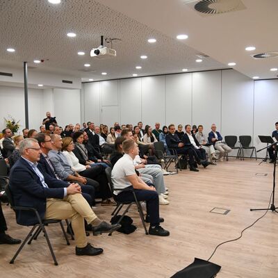 Die Preisverleihung fand im voll besetzten Sitzungssaal des Landratsamtes statt.