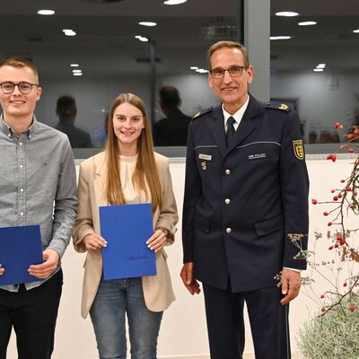 Die Preisträger Martin Wagner und Lisa Engert mit Polizeivizepräsident Markus Geistler: Die Geehrten halfen einem älteren Herrn, der Opfer eines besonders schweren Falls von Betrug wurde.