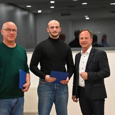 Die Preisträger Stefan Heidrich und Umberto Eroe mit Bürgermeister Joachim Döffinger: Durch das beherzte Eingreifen der beiden geehrten Männer wurde ein Suizid verhindert. Auf dem Foto fehlt der dritte Preisträger Paul Tiedtke.
