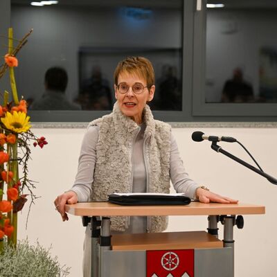 Sozialdezernentin Elisabeth Krug übernahm als Vorstandsmitglied im Förderverein Aktions-kreis Sucht- und Gewaltprävention, Sicherheits- und Gesundheitsförderung im Main-Tauber-Kreis zwei Ehrungen.