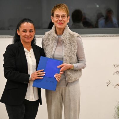 Preisträgerin Monika Funke mit Sozialdezernentin Elisabeth Krug: Die Geehrte hatte zusammen mit ihrem Mann Stephan, der bei der Feier verhindert war, ein dreijähriges Kind im Wertheimer Freibad reanimiert.