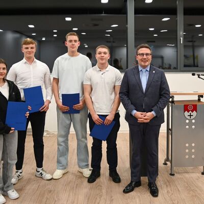 Die Preisträger Naomi Sohns, Finn König, Tilo Reichert und Jonathan Brennan mit Landrat Christoph Schauder: Nur durch das beherzte Eingreifen der Jugendlichen konnte eine Frau aus einer hilflosen Situation gerettet werden.