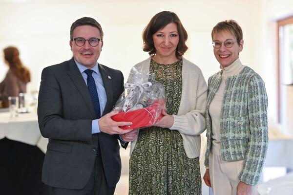 Landrat Christoph Schauder (links) und Sozialdezernentin Elisabeth Krug (rechts) verabschiedeten die Leiterin des Gesundheitsamtes, Yasemin Eryanar: Sie dankten ihr insbesondere fr die enge und vertrauensvolle Zusammenarbeit whrend der Corona-Pandemie.