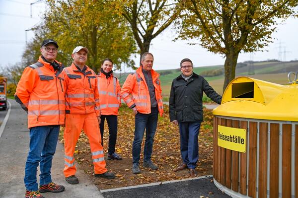 Das neue Entsorgungssystem am Rastplatz an der B 290 zwischen Gerlachsheim und Tauberbischofsheim: Landrat Christoph Schauder (v.r.) begutachtet gemeinsam mit Thomas Knrzer und Hanna Kuznetsova vom Straenbauamt, Straenwrter Dieter Weinig sowie Amtsleiter Markus Metz einen der frisch eingebauten Unterflurcontainer.