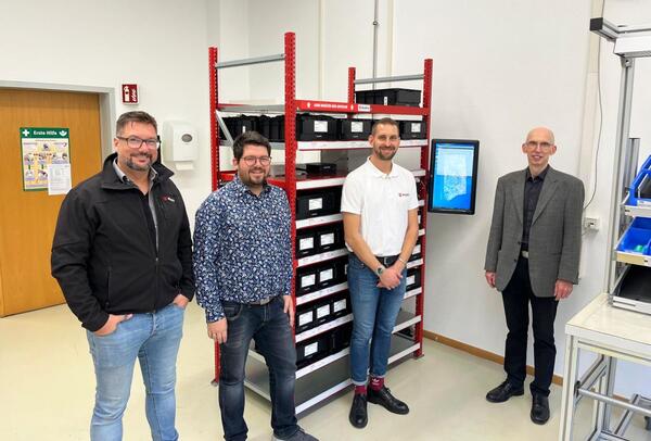 V.l.n.r.: Heiko Ehrmann, Entwicklung Kanban, RFID, Software bei W�rth Industrie Service, Christoph Hammer, Fakult�t Wirtschaftsingenieurwesen und Gesundheit, Projektingenieur, Ostbayerische Technische Hochschule (OTH), Philipp Ammann, Bezirksleiter Au�endienst bei W�rth Industrie Service, Prof. Dr.-Ing. G�nter Kummetsteiner, Fakult�t Wirtschaftsingenieurwesen und Gesundheit, Lehrgebiet Integrierte Logistiksysteme, Ostbayerische Technische Hochschule (OTH).
