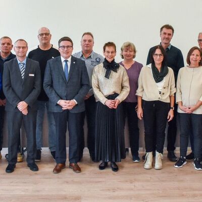 26 Mitarbeiterinnen und Mitarbeiter haben in den vergangenen zwlf Monaten ihr Dienstjubilum gefeiert oder feiern es in Krze, von links: Die Kreisrte Ludger Krug und Joachim Dffinger, die Jubilare Daniela Martin, Thomas Dll, Margit Deeg, Martina Schmidt, Martin Geisler, Sandra Gtzke und Jrgen Schwab, Personalratsvorsitzender Holger Ebert, Jubilar Jrgen Franz, Landrat Christoph Schauder, die Jubilare Gnter Baumann, Dezernentin Elisabeth Krug, Heike Schwarz, Martina Baumann, Klemens Aubele, Diana Eibeler, Roland Mast, Martin Hergenhan, Josef Naber, Andrea Fahrmeier, Joachim Reiter, Ursula Achstetter-Murek, Heidi Ernst, Angelika Lutz sowie Frank Lurz. Auf dem Bild fehlen die Jubilare Sabine Zeller, Markus Metz und Ilona Heer.
