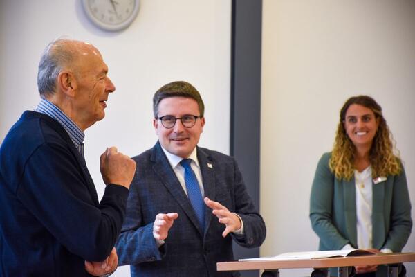 Bild vergr&ouml;&szlig;ern: Das Foto zeigt Jubilar Josef Naber im Gespräch mit Landrat Schauder.