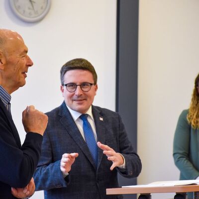 Im Gesprch mit Jubilar Josef Naber (l.): Landrat Schauder ehrte die langjhrigen Mitarbeiter des Landratsamtes, ging auf die einzelnen Lebenslufe ein und dankte den Jubilaren fr die gute Zusammenarbeit.