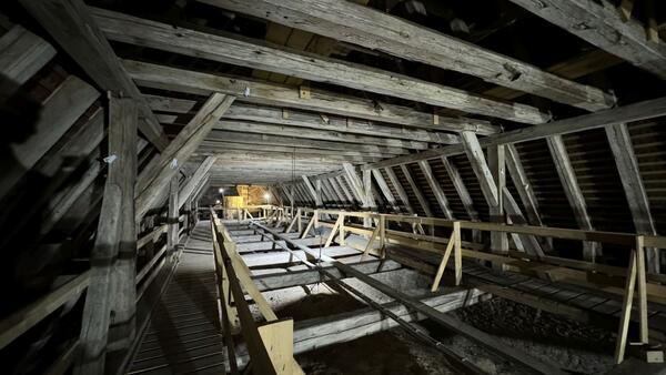 Dachstuhlgeheimnisse der Bronnbacher Klosterkirche: Bei der F&uuml;hrung kann der Dachstuhl der Klosterkirche in Bronnbach genauer begutachtet werden.