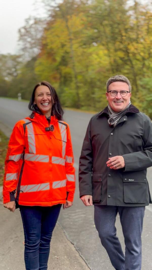 Bild vergr&ouml;&szlig;ern: Das Foto zeigt Landrat Christoph Schauder mit Hanna Kuznetsova aus der Ukraine.