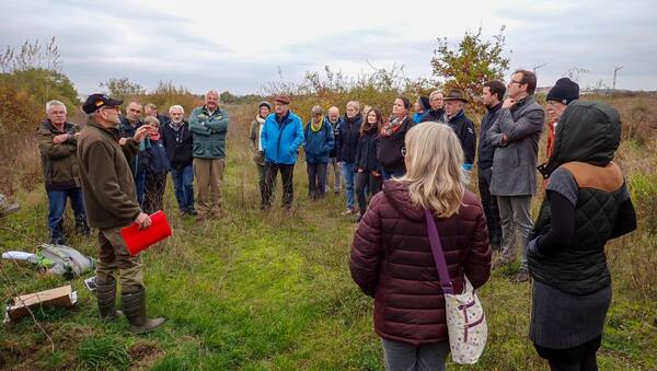 Informationen aus erster Hand auf der naturnahen Flche am Reinhardshof: Der Erste Landesbeamte Florian Busch (3.v.r.) hat sich gemeinsam mit Mitarbeitenden der unteren Naturschutzbehrde des Landratsamtes Main-Tauber-Kreis zu einem Austausch mit Vertretern des privaten Naturschutzes sowie des ehrenamtlichen Naturschutzdienstes getroffen.