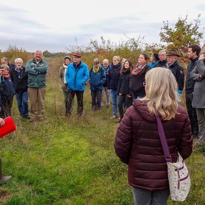 Bild vergr&ouml;&szlig;ern: Das Foto zeigt Ersten Landesbeamten Florian Busch gemeinsam mit Mitarbeitenden der unteren Naturschutzbehörde des Landratsamtes Main-Tauber-Kreis mit Vertretern des privaten Naturschutzes sowie des ehrenamtlichen Naturschutzdienstes.