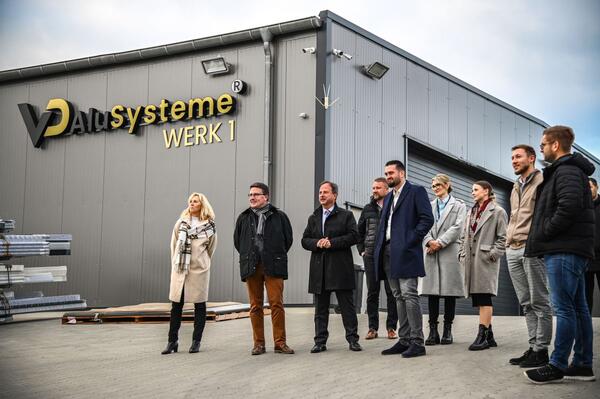 Alle Blicke voraus gerichtet: Gemeinsam mit (vordere Reihe, von links) Dezernentin Ursula Mhleck haben Landrat Christoph Schauder und Assamstadts Brgermeister Joachim Dffinger das Unternehmen VD AluSysteme mit Geschftsfhrer Viktor Dietrich und seinem Team besucht.